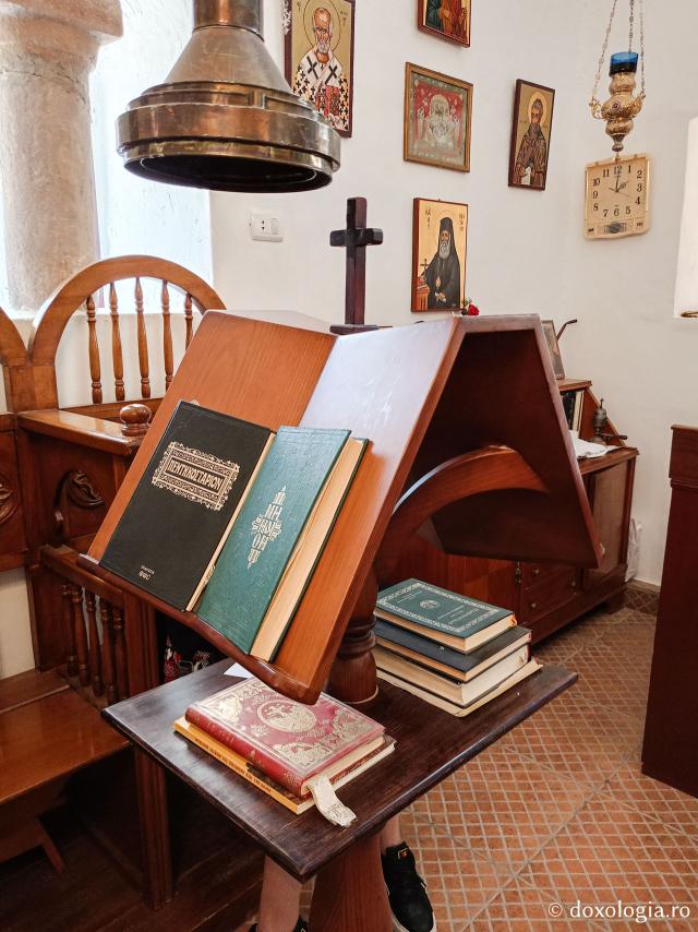 Mănăstirea celor Șapte Fecioare din Sinai – așezământul ridicat pe locul din care a izvorât apă când Moise a lovit stânca cu toiagul Mănăstirea celor Șapte Fecioare din Sinai – așezământul ridicat pe locul din care a izvorât apă când Moise a lovit stânca cu toiagul