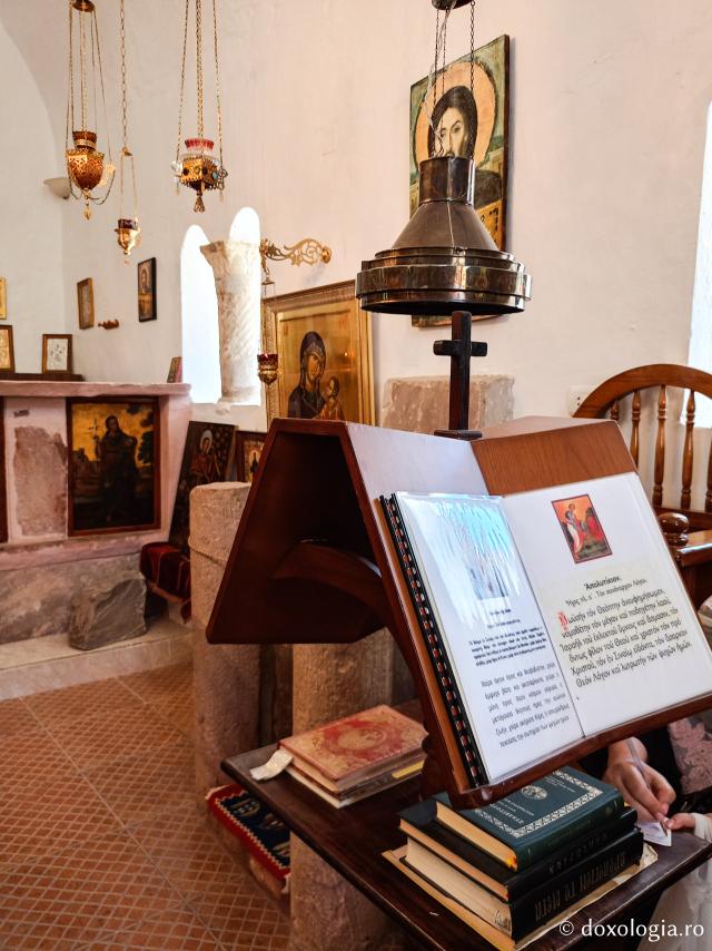 Mănăstirea celor Șapte Fecioare din Sinai – așezământul ridicat pe locul din care a izvorât apă când Moise a lovit stânca cu toiagul Mănăstirea celor Șapte Fecioare din Sinai – așezământul ridicat pe locul din care a izvorât apă când Moise a lovit stânca cu toiagul