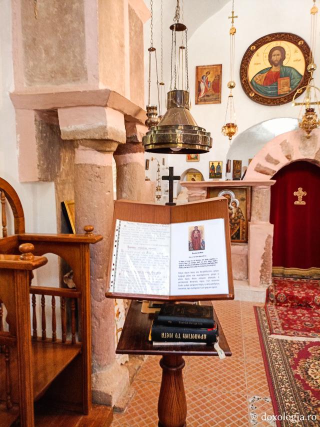 Mănăstirea celor Șapte Fecioare din Sinai – așezământul ridicat pe locul din care a izvorât apă când Moise a lovit stânca cu toiagul Mănăstirea celor Șapte Fecioare din Sinai – așezământul ridicat pe locul din care a izvorât apă când Moise a lovit stânca cu toiagul