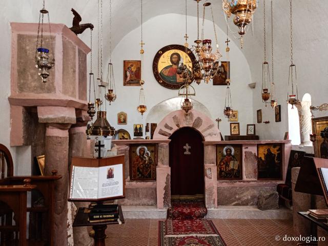 Mănăstirea celor Șapte Fecioare din Sinai – așezământul ridicat pe locul din care a izvorât apă când Moise a lovit stânca cu toiagul Mănăstirea celor Șapte Fecioare din Sinai – așezământul ridicat pe locul din care a izvorât apă când Moise a lovit stânca cu toiagul