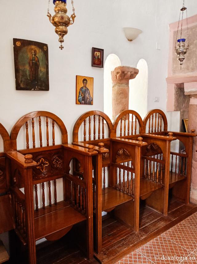 Mănăstirea celor Șapte Fecioare din Sinai – așezământul ridicat pe locul din care a izvorât apă când Moise a lovit stânca cu toiagul Mănăstirea celor Șapte Fecioare din Sinai – așezământul ridicat pe locul din care a izvorât apă când Moise a lovit stânca cu toiagul