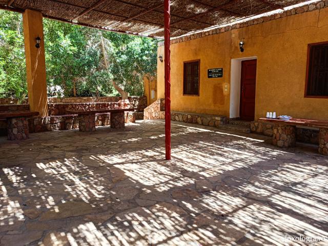 Mănăstirea celor Șapte Fecioare din Sinai – așezământul ridicat pe locul din care a izvorât apă când Moise a lovit stânca cu toiagul Mănăstirea celor Șapte Fecioare din Sinai – așezământul ridicat pe locul din care a izvorât apă când Moise a lovit stânca cu toiagul
