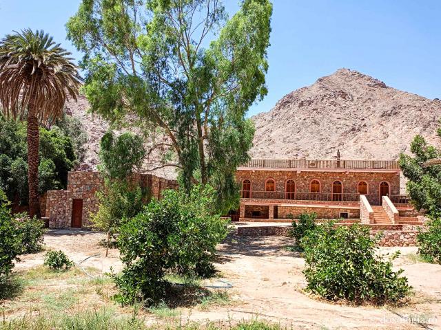 Mănăstirea celor Șapte Fecioare din Sinai – așezământul ridicat pe locul din care a izvorât apă când Moise a lovit stânca cu toiagul Mănăstirea celor Șapte Fecioare din Sinai – așezământul ridicat pe locul din care a izvorât apă când Moise a lovit stânca cu toiagul