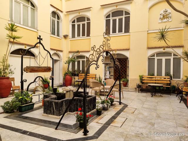 Pași de pelerin la biserica Mănăstirii „Sfântul Sava cel Sfințit”, catedrală a Patriarhiei Ortodoxe a Alexandriei şi a întregii Africi / Foto: Magda Buftea Pași de pelerin la biserica Mănăstirii „Sfântul Sava cel Sfințit”, catedrală a Patriarhiei Ortodoxe a Alexandriei şi a întregii Africi