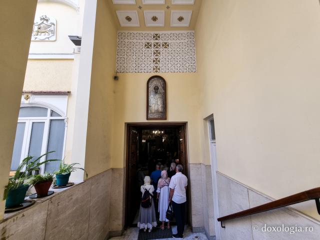 Pași de pelerin la biserica Mănăstirii „Sfântul Sava cel Sfințit”, catedrală a Patriarhiei Ortodoxe a Alexandriei şi a întregii Africi / Foto: Magda Buftea Pași de pelerin la biserica Mănăstirii „Sfântul Sava cel Sfințit”, catedrală a Patriarhiei Ortodoxe a Alexandriei şi a întregii Africi