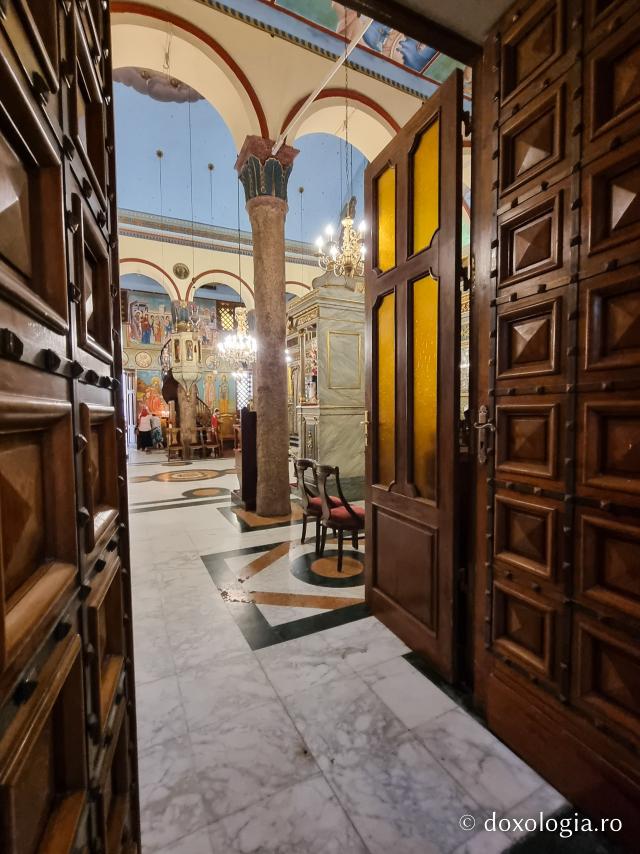 Pași de pelerin la biserica Mănăstirii „Sfântul Sava cel Sfințit”, catedrală a Patriarhiei Ortodoxe a Alexandriei şi a întregii Africi / Foto: Magda Buftea Pași de pelerin la biserica Mănăstirii „Sfântul Sava cel Sfințit”, catedrală a Patriarhiei Ortodoxe a Alexandriei şi a întregii Africi