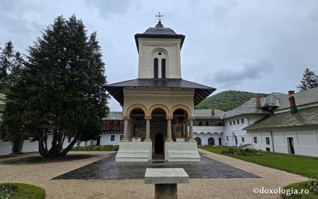 Biserica istorică „Adormirea Maicii Domnului” a Mănăstirii Sinaia
