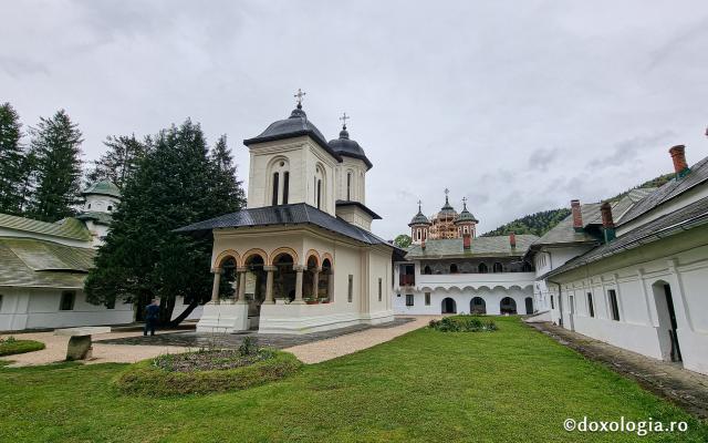 Biserica istorică „Adormirea Maicii Domnului” a Mănăstirii Sinaia