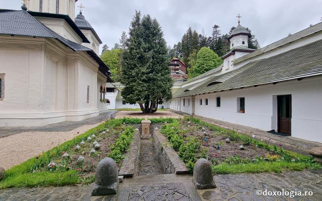 Biserica istorică „Adormirea Maicii Domnului” a Mănăstirii Sinaia