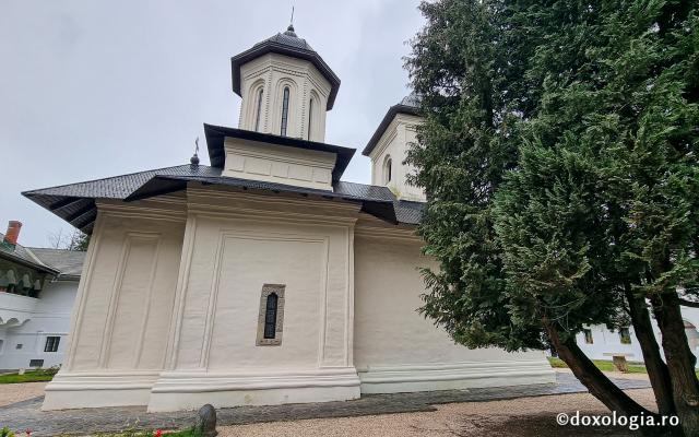 Biserica istorică „Adormirea Maicii Domnului” a Mănăstirii Sinaia