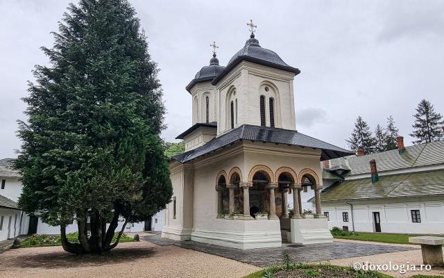 Biserica istorică „Adormirea Maicii Domnului” a Mănăstirii Sinaia