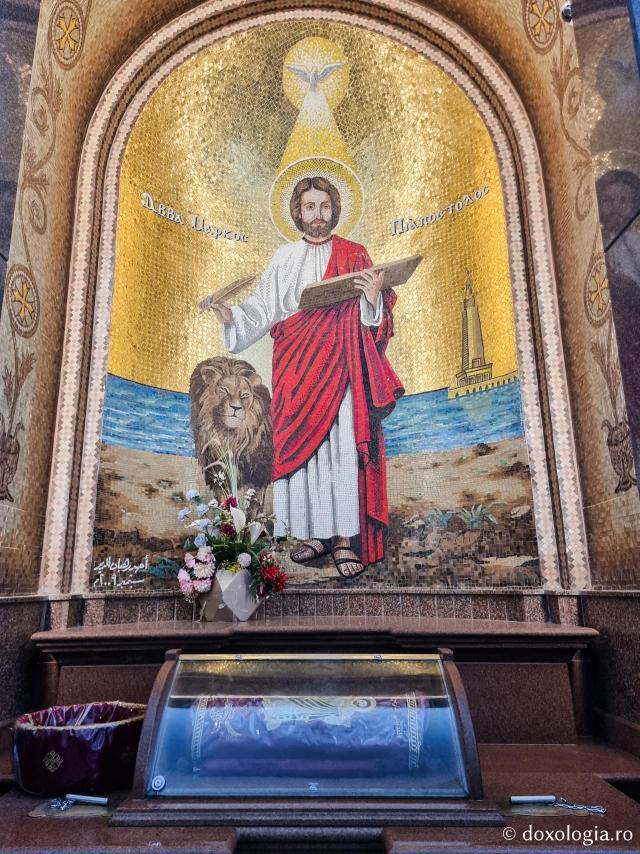 Închinare la moaștele Sfântului Apostol și Evanghelist Marcu de la Mănăstirea „Sfântul Mina” din Egipt / Foto: Magda Buftea Închinare la moaștele Sfântului Apostol și Evanghelist Marcu de la Mănăstirea „Sfântul Mina” din Egipt