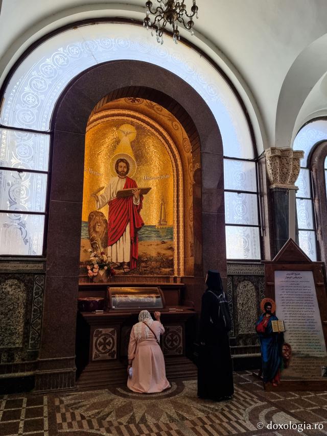 Închinare la moaștele Sfântului Apostol și Evanghelist Marcu de la Mănăstirea „Sfântul Mina” din Egipt / Foto: Magda Buftea Închinare la moaștele Sfântului Apostol și Evanghelist Marcu de la Mănăstirea „Sfântul Mina” din Egipt