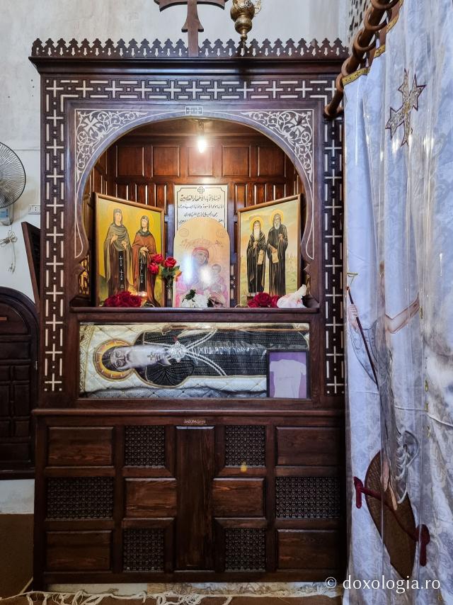 Moaștele Sfântului Cuvios Moise Etiopianul și ale Avvei Isidor, preotul de la Schit / Foto: Magda Buftea Moaștele Sfântului Cuvios Moise Etiopianul și ale Avvei Isidor, preotul de la Schit