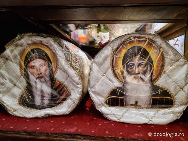 Moaștele Sfântului Cuvios Moise Etiopianul și ale Avvei Isidor, preotul de la Schit / Foto: Magda Buftea Moaștele Sfântului Cuvios Moise Etiopianul și ale Avvei Isidor, preotul de la Schit