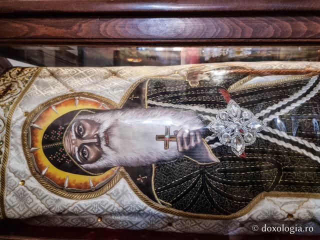 Moaștele Sfântului Cuvios Moise Etiopianul și ale Avvei Isidor, preotul de la Schit / Foto: Magda Buftea Moaștele Sfântului Cuvios Moise Etiopianul și ale Avvei Isidor, preotul de la Schit