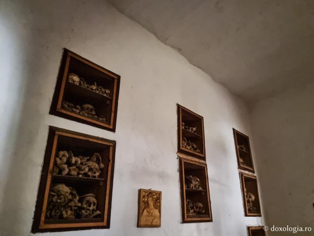 Osuarul Mănăstirii „Sfânta Ecaterina” din Muntele Sinai – loc de închinare și meditație pentru pelerini / Foto: Magda Buftea Osuarul Mănăstirii „Sfânta Ecaterina” din Muntele Sinai – loc de închinare și meditație pentru pelerini