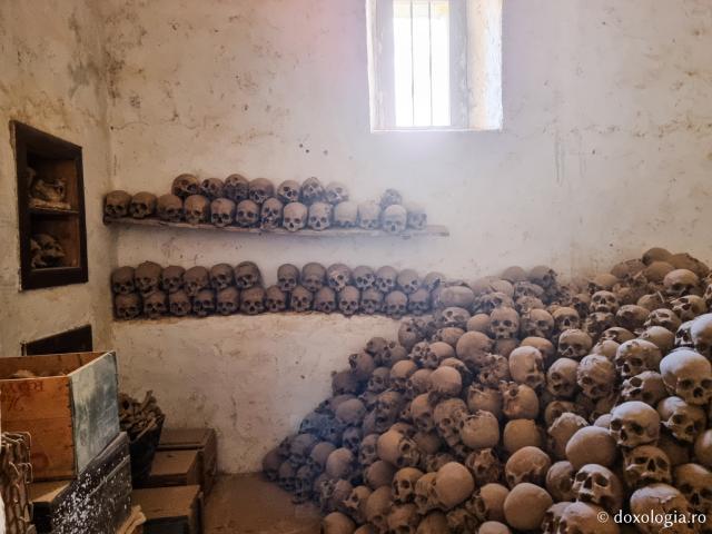 Osuarul Mănăstirii „Sfânta Ecaterina” din Muntele Sinai – loc de închinare și meditație pentru pelerini / Foto: Magda Buftea Osuarul Mănăstirii „Sfânta Ecaterina” din Muntele Sinai – loc de închinare și meditație pentru pelerini