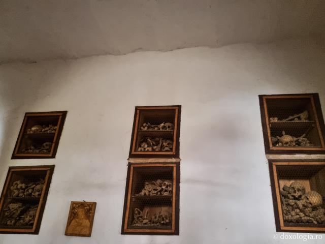Osuarul Mănăstirii „Sfânta Ecaterina” din Muntele Sinai – loc de închinare și meditație pentru pelerini / Foto: Magda Buftea Osuarul Mănăstirii „Sfânta Ecaterina” din Muntele Sinai – loc de închinare și meditație pentru pelerini