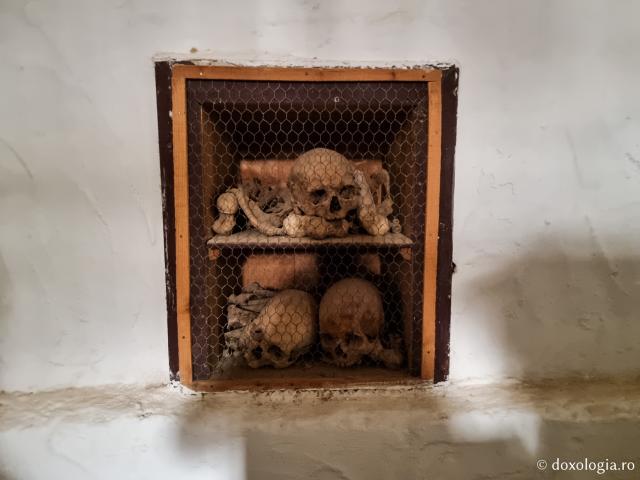 Osuarul Mănăstirii „Sfânta Ecaterina” din Muntele Sinai – loc de închinare și meditație pentru pelerini / Foto: Magda Buftea Osuarul Mănăstirii „Sfânta Ecaterina” din Muntele Sinai – loc de închinare și meditație pentru pelerini