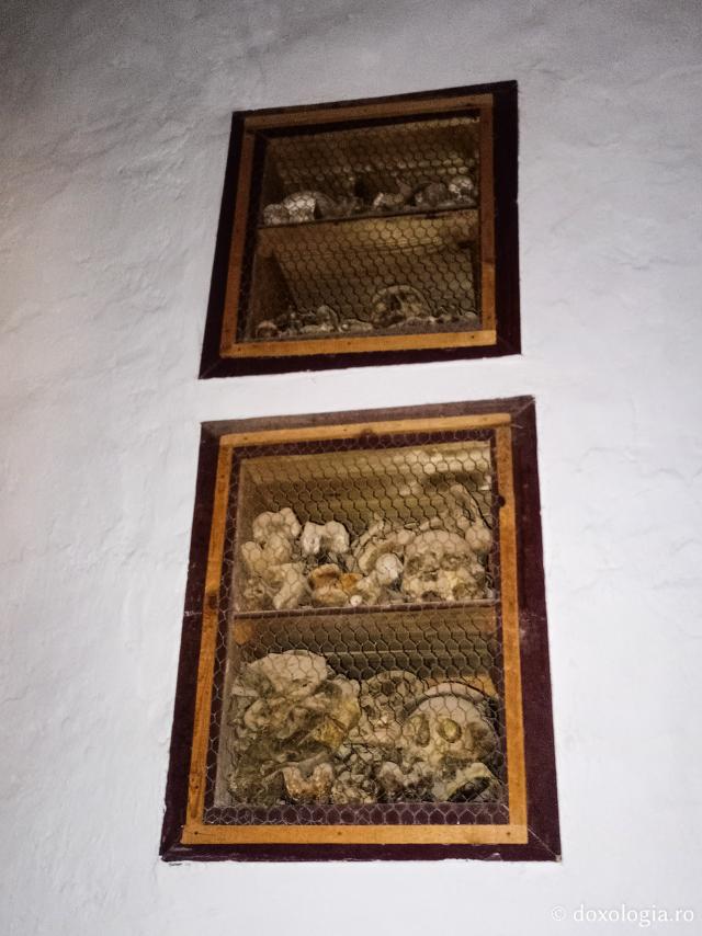 Osuarul Mănăstirii „Sfânta Ecaterina” din Muntele Sinai – loc de închinare și meditație pentru pelerini Osuarul Mănăstirii „Sfânta Ecaterina” din Muntele Sinai – loc de închinare și meditație pentru pelerini