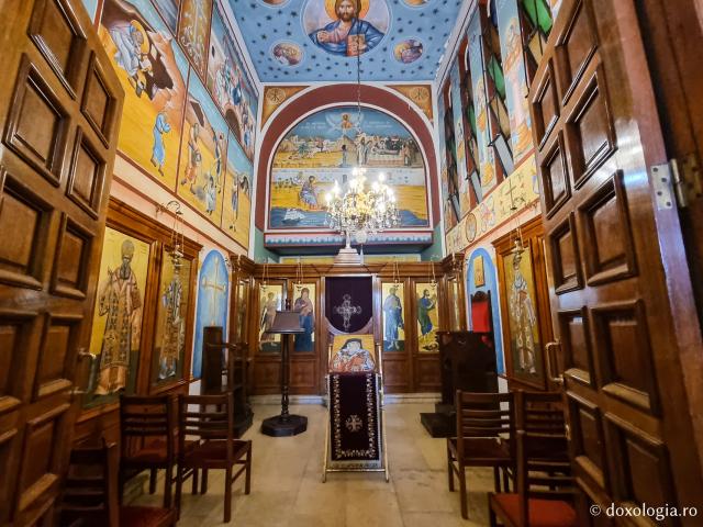 Clipe de rugăciune în Paraclisul Sfântului Ierarh Nectarie de la Patriarhia Alexandriei din Egipt / Foto: Magda Buftea Clipe de rugăciune în Paraclisul Sfântului Ierarh Nectarie de la Patriarhia Alexandriei din Egipt