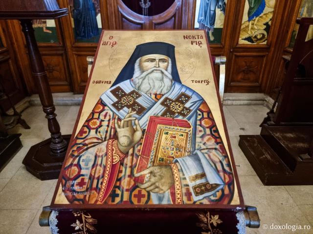 Clipe de rugăciune în Paraclisul Sfântului Ierarh Nectarie de la Patriarhia Alexandriei din Egipt / Foto: Magda Buftea Clipe de rugăciune în Paraclisul Sfântului Ierarh Nectarie de la Patriarhia Alexandriei din Egipt