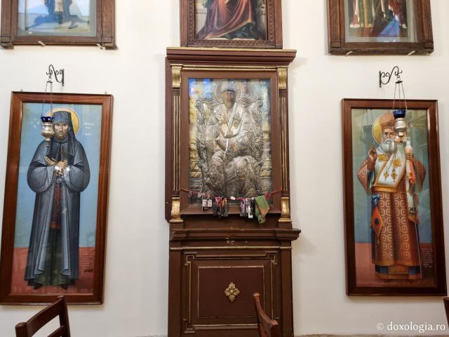Clipe de rugăciune în Paraclisul Sfântului Ierarh Nectarie de la Patriarhia Alexandriei din Egipt / Foto: Magda Buftea Clipe de rugăciune în Paraclisul Sfântului Ierarh Nectarie de la Patriarhia Alexandriei din Egipt