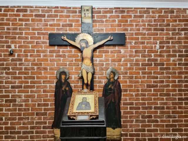 Momente de tihnă în Paraclisul „Sfântul Nichifor Leprosul” din Catedrala Patriarhiei Ortodoxe a Alexandriei şi a întregii Africi / Foto: Magda Buftea Momente de tihnă în Paraclisul „Sfântul Nichifor Leprosul” din Catedrala Patriarhiei Ortodoxe a Alexandriei şi a întregii Africi