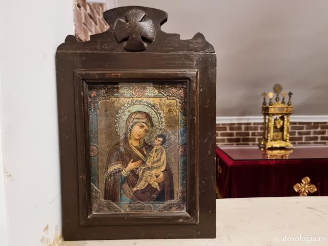 Momente de tihnă în Paraclisul „Sfântul Nichifor Leprosul” din Catedrala Patriarhiei Ortodoxe a Alexandriei şi a întregii Africi / Foto: Magda Buftea Momente de tihnă în Paraclisul „Sfântul Nichifor Leprosul” din Catedrala Patriarhiei Ortodoxe a Alexandriei şi a întregii Africi