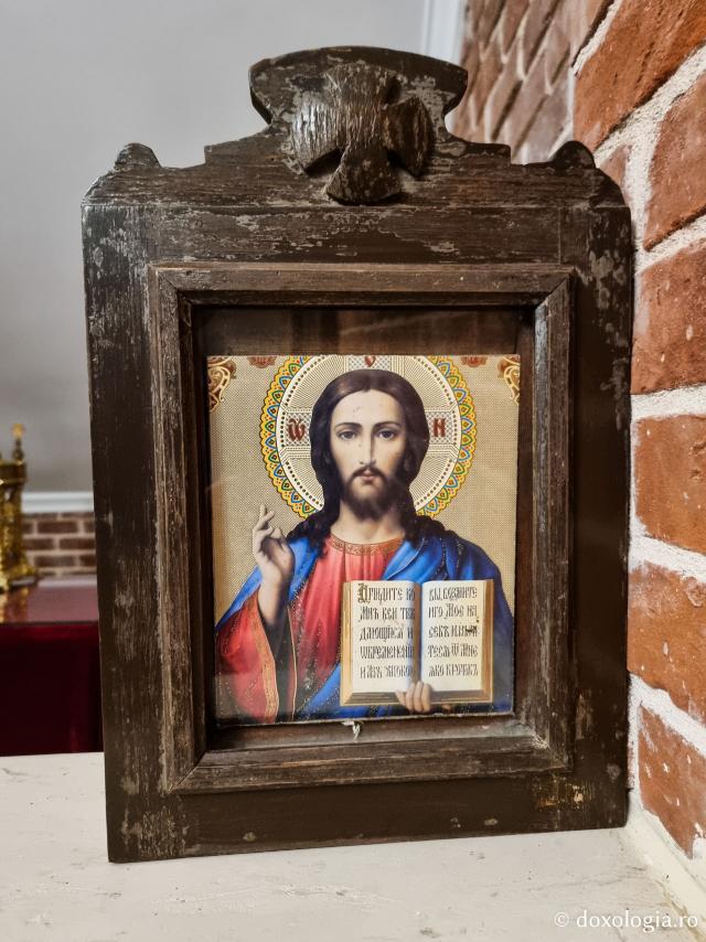 Momente de tihnă în Paraclisul „Sfântul Nichifor Leprosul” din Catedrala Patriarhiei Ortodoxe a Alexandriei şi a întregii Africi / Foto: Magda Buftea Momente de tihnă în Paraclisul „Sfântul Nichifor Leprosul” din Catedrala Patriarhiei Ortodoxe a Alexandriei şi a întregii Africi