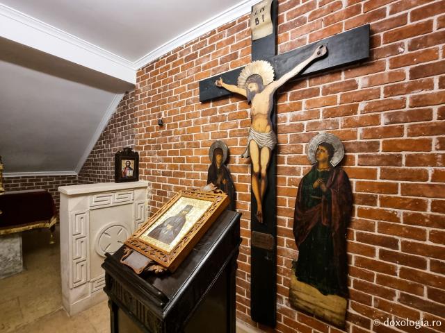 Momente de tihnă în Paraclisul „Sfântul Nichifor Leprosul” din Catedrala Patriarhiei Ortodoxe a Alexandriei şi a întregii Africi / Foto: Magda Buftea Momente de tihnă în Paraclisul „Sfântul Nichifor Leprosul” din Catedrala Patriarhiei Ortodoxe a Alexandriei şi a întregii Africi