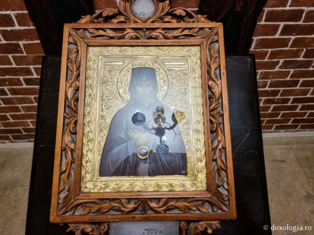 Momente de tihnă în Paraclisul „Sfântul Nichifor Leprosul” din Catedrala Patriarhiei Ortodoxe a Alexandriei şi a întregii Africi / Foto: Magda Buftea Momente de tihnă în Paraclisul „Sfântul Nichifor Leprosul” din Catedrala Patriarhiei Ortodoxe a Alexandriei şi a întregii Africi