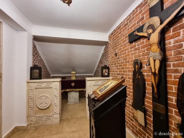 Momente de tihnă în Paraclisul „Sfântul Nichifor Leprosul” din Catedrala Patriarhiei Ortodoxe a Alexandriei şi a întregii Africi / Foto: Magda Buftea Momente de tihnă în Paraclisul „Sfântul Nichifor Leprosul” din Catedrala Patriarhiei Ortodoxe a Alexandriei şi a întregii Africi