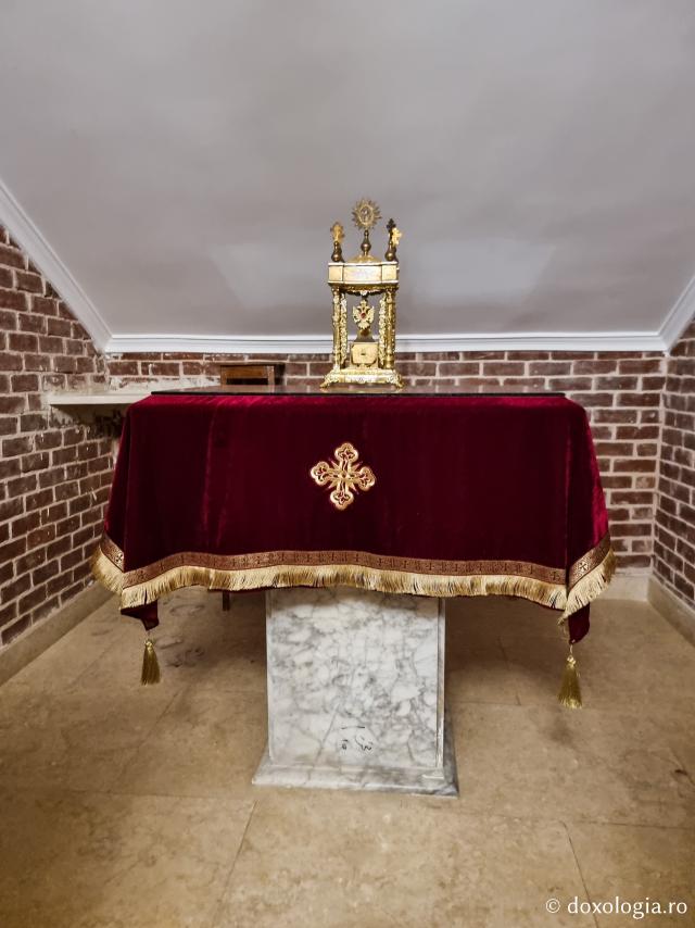 Momente de tihnă în Paraclisul „Sfântul Nichifor Leprosul” din Catedrala Patriarhiei Ortodoxe a Alexandriei şi a întregii Africi / Foto: Magda Buftea Momente de tihnă în Paraclisul „Sfântul Nichifor Leprosul” din Catedrala Patriarhiei Ortodoxe a Alexandriei şi a întregii Africi