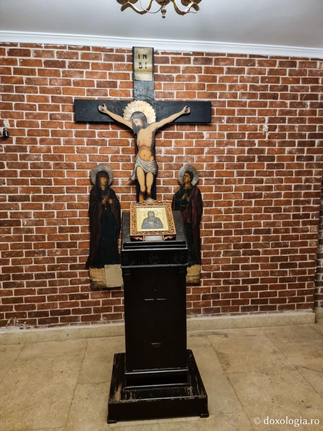 Momente de tihnă în Paraclisul „Sfântul Nichifor Leprosul” din Catedrala Patriarhiei Ortodoxe a Alexandriei şi a întregii Africi / Foto: Magda Buftea Momente de tihnă în Paraclisul „Sfântul Nichifor Leprosul” din Catedrala Patriarhiei Ortodoxe a Alexandriei şi a întregii Africi