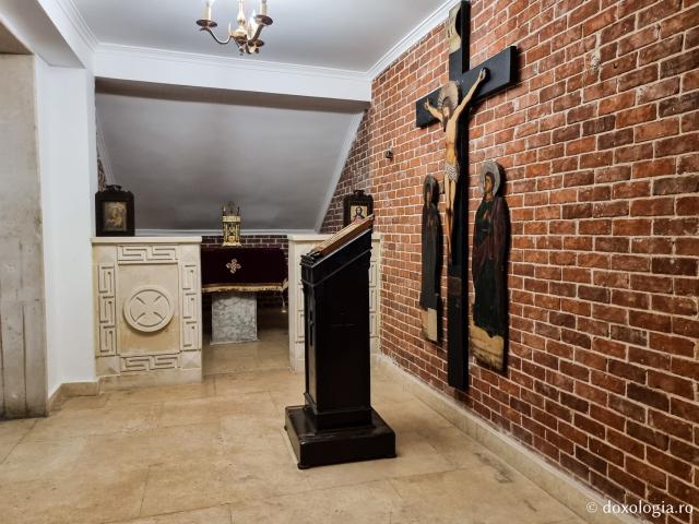 Momente de tihnă în Paraclisul „Sfântul Nichifor Leprosul” din Catedrala Patriarhiei Ortodoxe a Alexandriei şi a întregii Africi / Foto: Magda Buftea Momente de tihnă în Paraclisul „Sfântul Nichifor Leprosul” din Catedrala Patriarhiei Ortodoxe a Alexandriei şi a întregii Africi