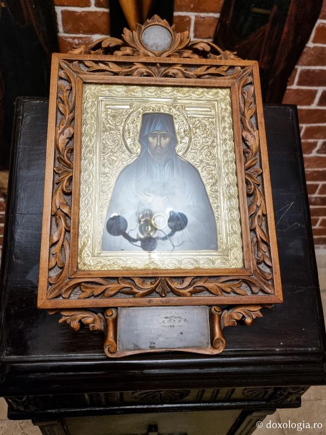 Momente de tihnă în Paraclisul „Sfântul Nichifor Leprosul” din Catedrala Patriarhiei Ortodoxe a Alexandriei şi a întregii Africi / Foto: Magda Buftea Momente de tihnă în Paraclisul „Sfântul Nichifor Leprosul” din Catedrala Patriarhiei Ortodoxe a Alexandriei şi a întregii Africi