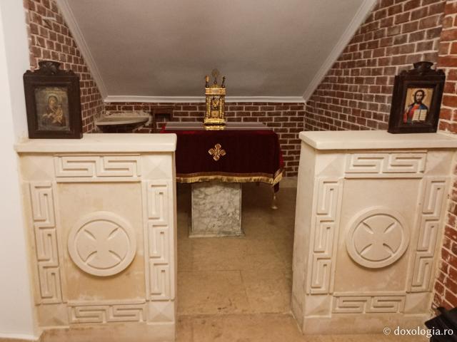 Momente de tihnă în Paraclisul „Sfântul Nichifor Leprosul” din Catedrala Patriarhiei Ortodoxe a Alexandriei şi a întregii Africi Momente de tihnă în Paraclisul „Sfântul Nichifor Leprosul” din Catedrala Patriarhiei Ortodoxe a Alexandriei şi a întregii Africi