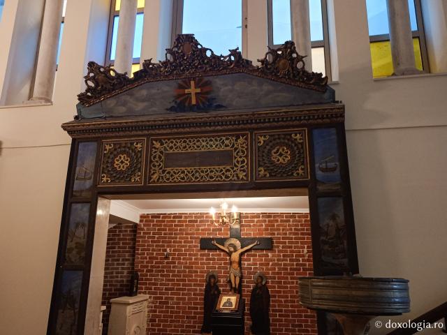 Momente de tihnă în Paraclisul „Sfântul Nichifor Leprosul” din Catedrala Patriarhiei Ortodoxe a Alexandriei şi a întregii Africi Momente de tihnă în Paraclisul „Sfântul Nichifor Leprosul” din Catedrala Patriarhiei Ortodoxe a Alexandriei şi a întregii Africi