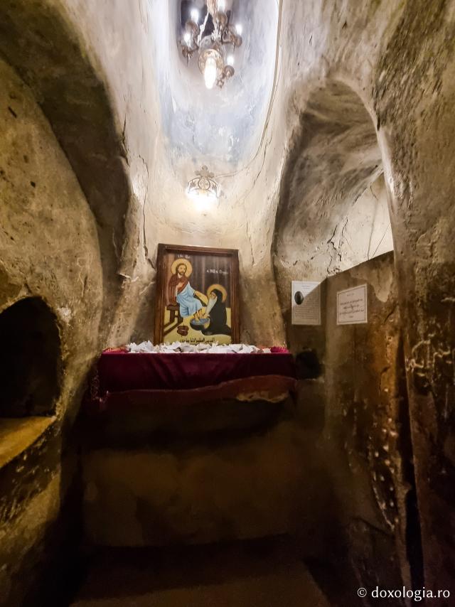 Peștera Sfântului Cuvios Paisie cel Mare – locul marilor nevoințe ale Avvei Bishoi / Foto: Magda Buftea Peștera Sfântului Cuvios Paisie cel Mare – locul marilor nevoințe ale Avvei Bishoi