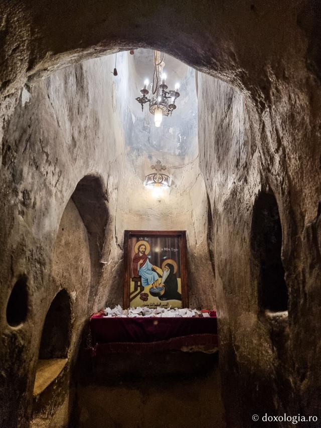Peștera Sfântului Cuvios Paisie cel Mare – locul marilor nevoințe ale Avvei Bishoi / Foto: Magda Buftea Peștera Sfântului Cuvios Paisie cel Mare – locul marilor nevoințe ale Avvei Bishoi