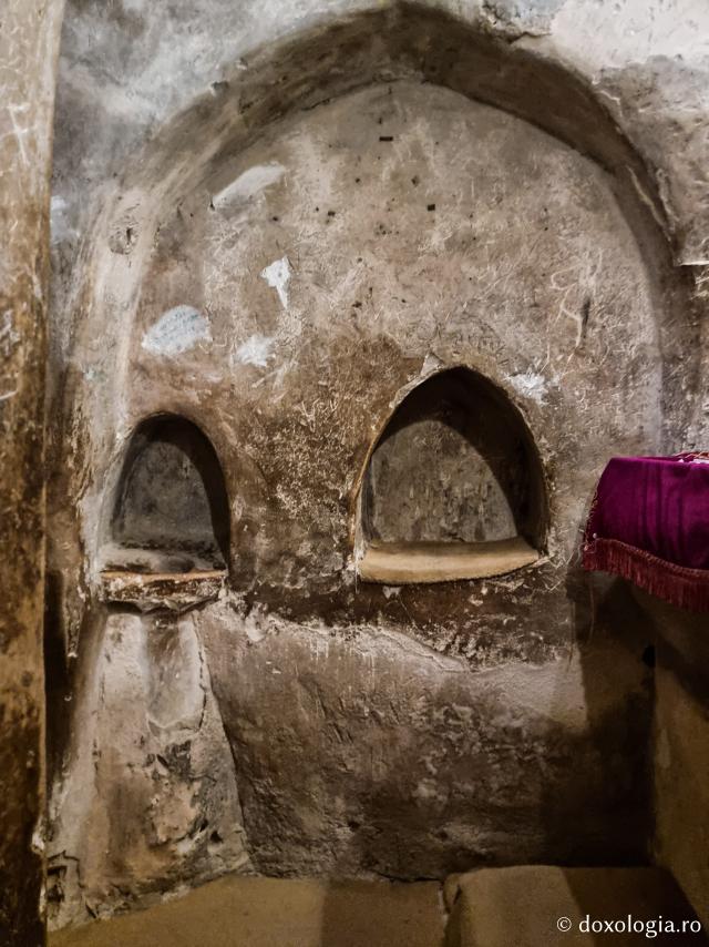 Peștera Sfântului Cuvios Paisie cel Mare – locul marilor nevoințe ale Avvei Bishoi / Foto: Magda Buftea Peștera Sfântului Cuvios Paisie cel Mare – locul marilor nevoințe ale Avvei Bishoi