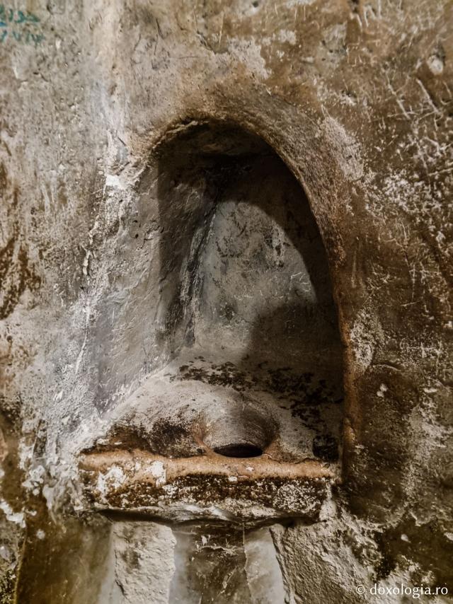 Peștera Sfântului Cuvios Paisie cel Mare – locul marilor nevoințe ale Avvei Bishoi / Foto: Magda Buftea Peștera Sfântului Cuvios Paisie cel Mare – locul marilor nevoințe ale Avvei Bishoi