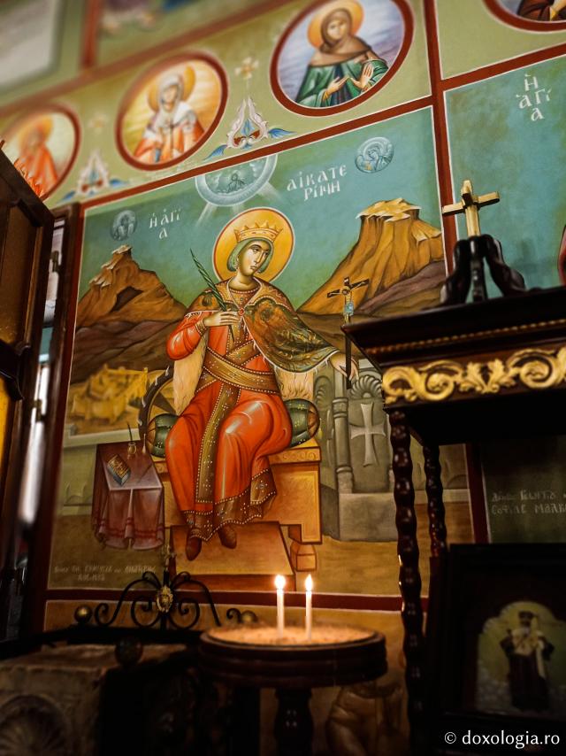 Piatra pe care a fost martirizată Sfânta Mare Muceniță Ecaterina se păstrează în biserica Mănăstirii „Sfântul Cuvios Sava cel Sfinţit“ din Alexandria, Egipt. Piatra pe care a fost martirizată Sfânta Mare Muceniță Ecaterina se păstrează în biserica Mănăstirii „Sfântul Cuvios Sava cel Sfinţit“ din Alexandria, Egipt.