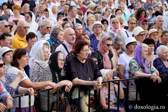 Procesiune cu moaștele Sfântului Iosif cel Milostiv la hramul orașului Piatra Neamț / foto: Flavius Popa (Foto) Procesiune cu moaștele Sfântului Iosif cel Milostiv la hramul orașului Piatra Neamț