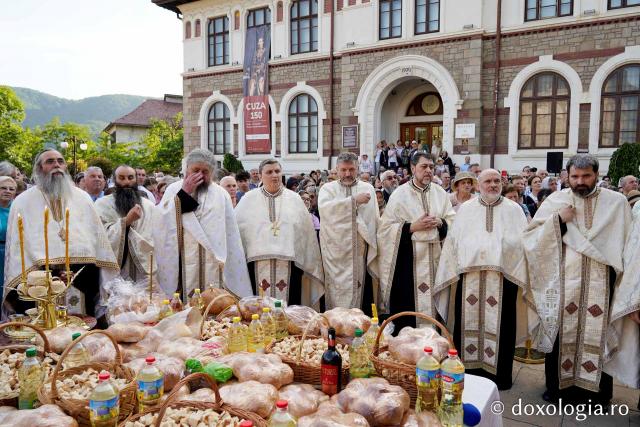 Procesiune cu moaștele Sfântului Iosif cel Milostiv la hramul orașului Piatra Neamț / foto: Flavius Popa (Foto) Procesiune cu moaștele Sfântului Iosif cel Milostiv la hramul orașului Piatra Neamț