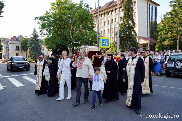 Procesiune cu moaștele Sfântului Iosif cel Milostiv la hramul orașului Piatra Neamț / foto: Flavius Popa (Foto) Procesiune cu moaștele Sfântului Iosif cel Milostiv la hramul orașului Piatra Neamț