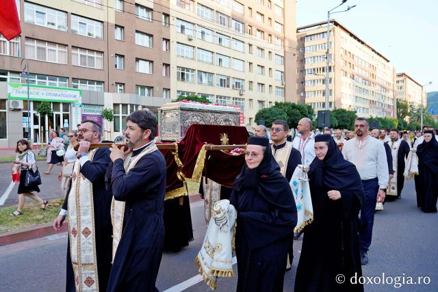 (Foto) Procesiune cu moaștele Sfântului Iosif cel Milostiv la hramul orașului Piatra Neamț
