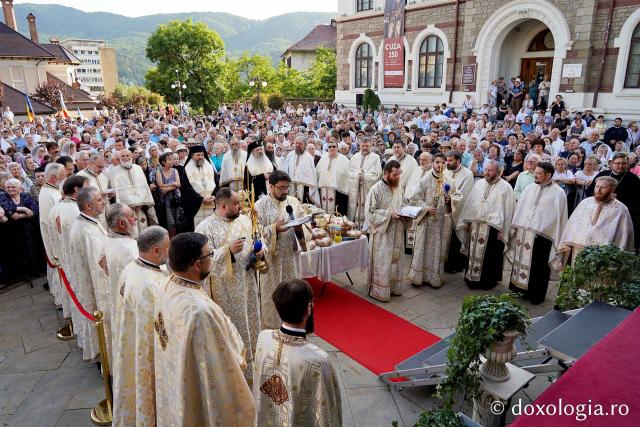 Procesiune cu moaștele Sfântului Iosif cel Milostiv la hramul orașului Piatra Neamț / foto: Flavius Popa (Foto) Procesiune cu moaștele Sfântului Iosif cel Milostiv la hramul orașului Piatra Neamț